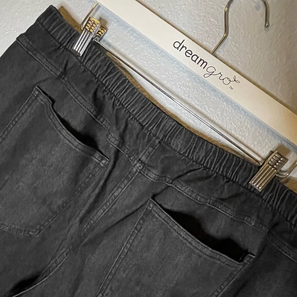 12. Isaac Mizrahi Live 20WP denim Jean capris - Picture 5 of 6